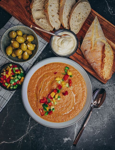 Gazpacho, kalte spanische Suppe aus Gemüse, wie Gurken, Paprika, Tomaten und Zwiebeln mit Knoblauch andalusische Küche, perfekt für Tapas